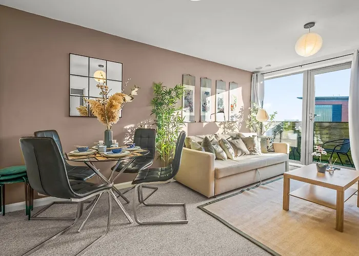Pan Asian Suite Free Parking And Balcony With Cityview