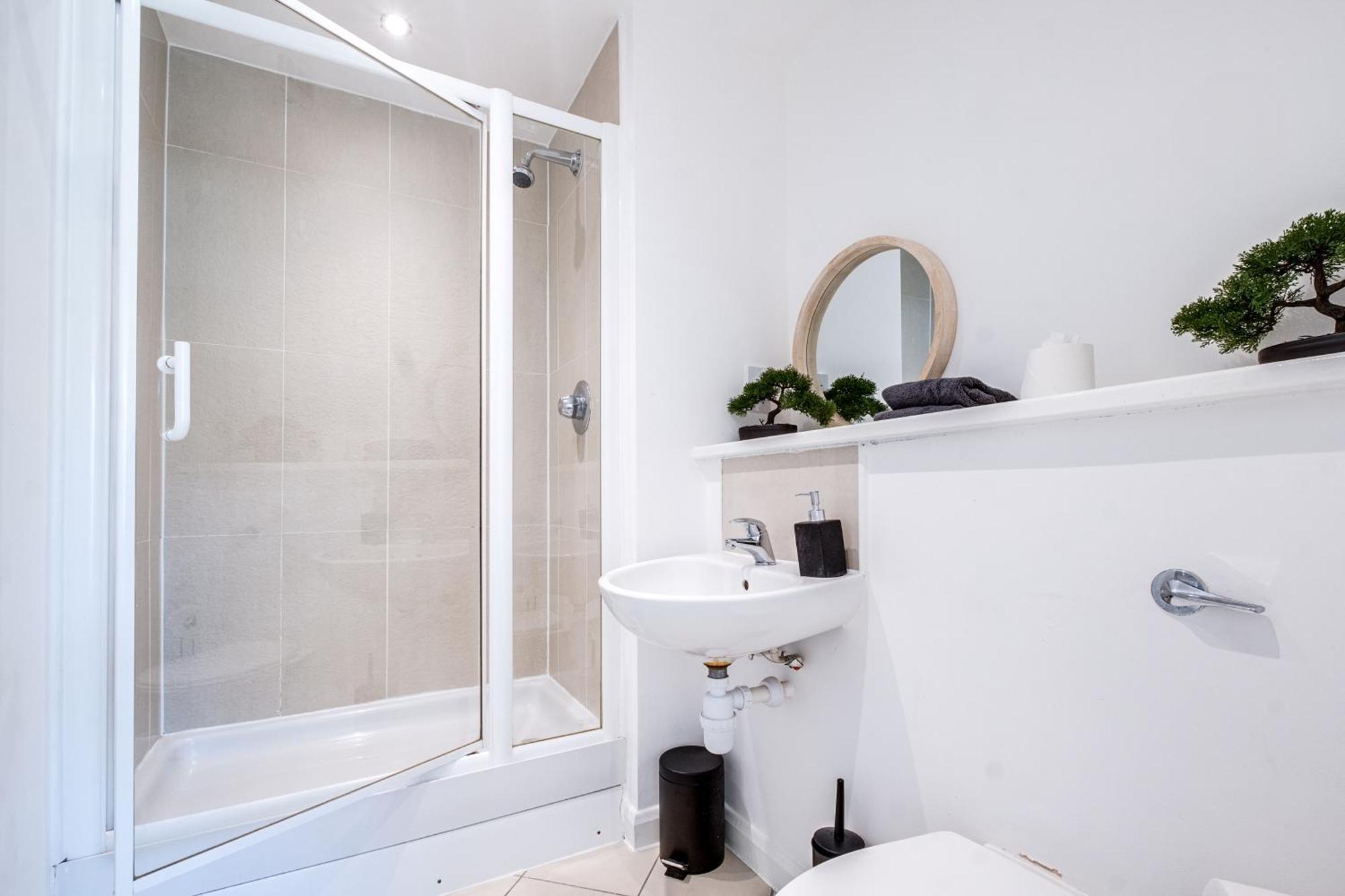 Pan Asian Free Parking And Balcony With Cityview Birmingham