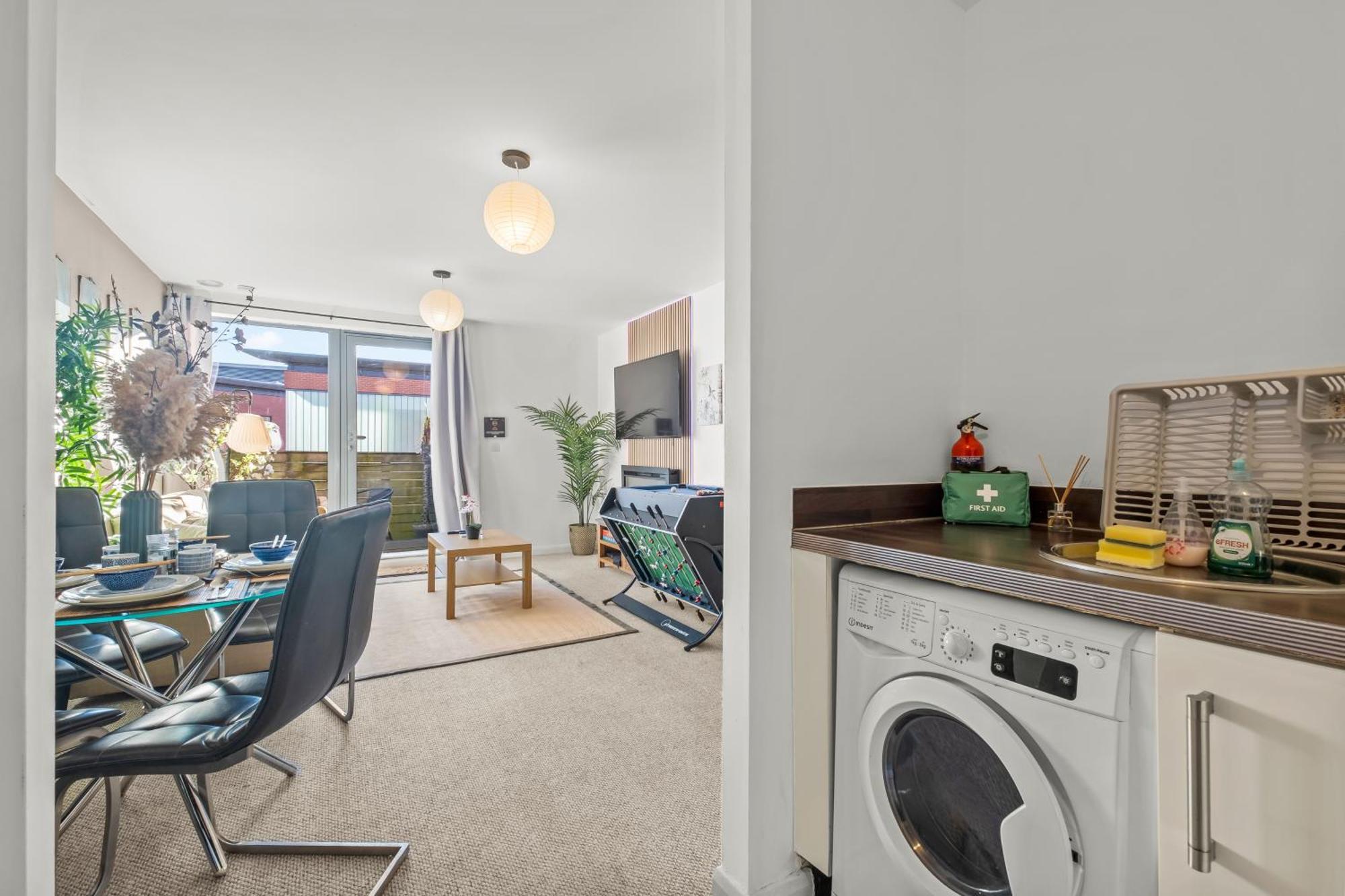 Pan Asian Free Parking And Balcony With Cityview Birmingham